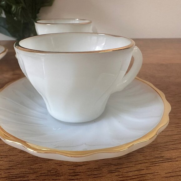 Vintage Fire-King Gold Trim Milk Glass Tea Cups and Saucers‎ Set Anchor Hocking - Picture 4 of 6